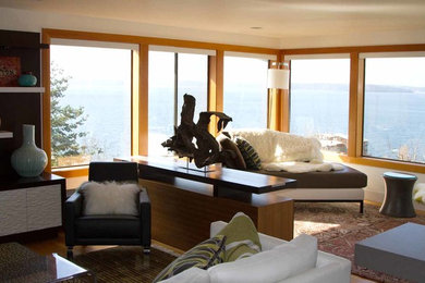 Imagen de salón para visitas abierto actual de tamaño medio con paredes blancas, suelo de madera en tonos medios y televisor independiente
