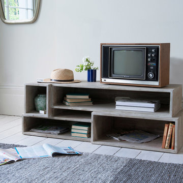 Goggle Mate TV stand