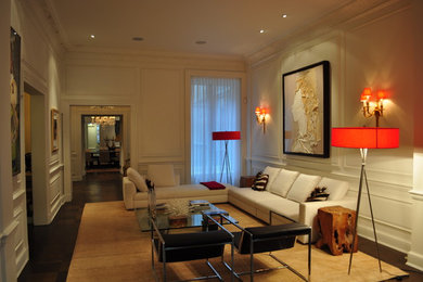 На фото: парадная, изолированная гостиная комната среднего размера в современном стиле с белыми стенами, темным паркетным полом и коричневым полом без телевизора, камина