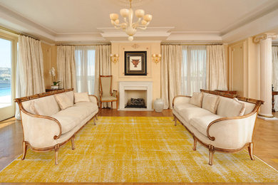 Immagine di un soggiorno contemporaneo chiuso con pavimento in legno massello medio