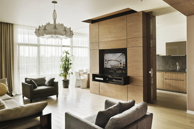 Стильный дизайн: гостиная комната в классическом стиле с тюлем на окнах - последний тренд
