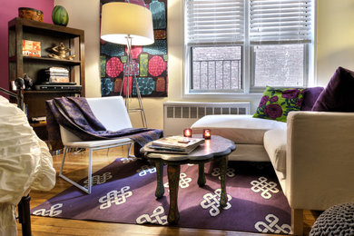 Offenes, Mittelgroßes Stilmix Wohnzimmer mit beiger Wandfarbe, braunem Holzboden und beigem Boden in New York
