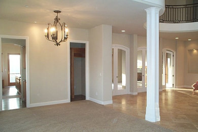 Foto de salón para visitas abierto clásico renovado grande con paredes beige y moqueta