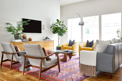 ダラスにあるコンテンポラリースタイルのおしゃれなLDK (白い壁、無垢フローリング、暖炉なし、壁掛け型テレビ、茶色い床) の写真
