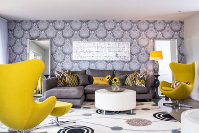 Immagine di un soggiorno moderno di medie dimensioni e aperto con pareti grigie e pavimento in cemento