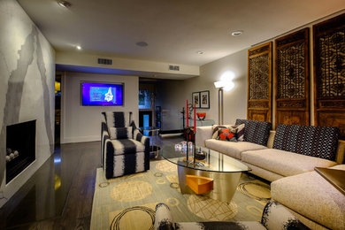 Mittelgroßes, Offenes Eklektisches Wohnzimmer mit braunem Holzboden, Kamin, Kaminumrandung aus Stein und Multimediawand in Los Angeles