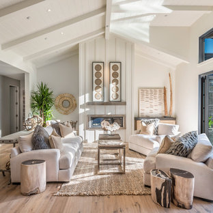 Repräsentatives, Fernseherloses, Offenes, Großes Country Wohnzimmer mit weißer Wandfarbe, hellem Holzboden, Gaskamin, Kaminumrandung aus Metall und beigem Boden in San Francisco