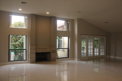 Foto de salón abierto clásico renovado grande con paredes grises, todas las chimeneas y marco de chimenea de piedra