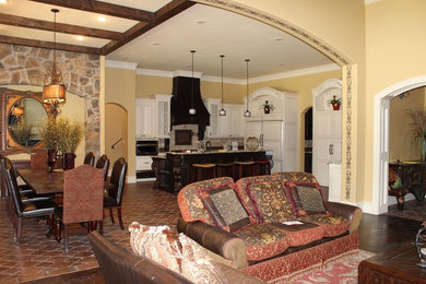 Exemple d'un salon chic de taille moyenne et ouvert avec une salle de réception, un mur beige et parquet foncé.