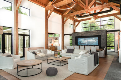 Ejemplo de salón para visitas abierto de estilo de casa de campo con paredes blancas y suelo de madera clara