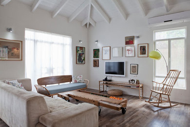 Imagen de salón actual con paredes blancas y suelo de madera en tonos medios