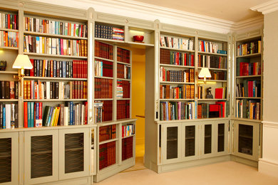 Exemple d'un salon moderne de taille moyenne et fermé avec une bibliothèque ou un coin lecture et un téléviseur dissimulé.