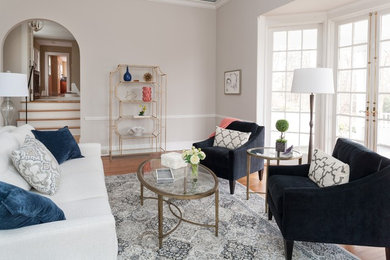 Mittelgroßes, Repräsentatives, Abgetrenntes Klassisches Wohnzimmer mit weißer Wandfarbe und hellem Holzboden in Bridgeport