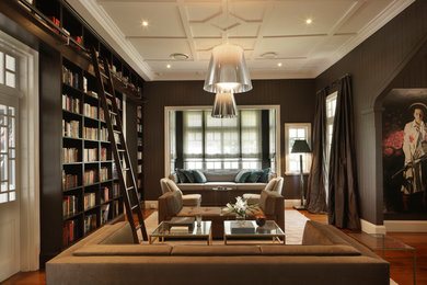 Foto de biblioteca en casa cerrada clásica con suelo de madera en tonos medios