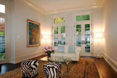 Foto de salón para visitas cerrado actual grande con paredes blancas y suelo de madera oscura