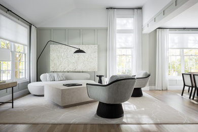 Foto de salón para visitas abierto y gris y negro contemporáneo de tamaño medio con paredes grises, suelo de madera clara y cortinas