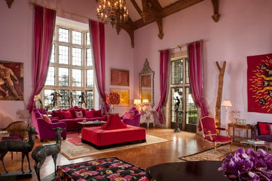 Aménagement d'un grand salon éclectique ouvert avec une salle de réception, un mur rose, parquet clair, aucun téléviseur, un sol beige et aucune cheminée.