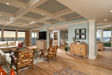 Großes, Offenes Klassisches Wohnzimmer ohne Kamin mit blauer Wandfarbe, braunem Holzboden, TV-Wand und braunem Boden in Miami