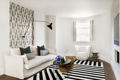 Идея дизайна: изолированная гостиная комната среднего размера в современном стиле с белыми стенами, паркетным полом среднего тона, телевизором на стене и коричневым полом