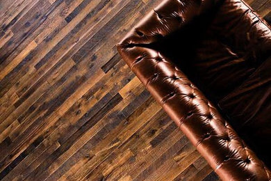 Diseño de salón abierto con suelo de madera oscura