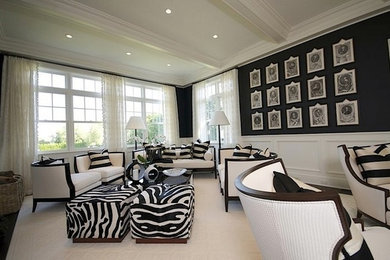 Esempio di un soggiorno tradizionale di medie dimensioni con sala formale, pareti nere e parquet scuro