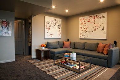 Kleines, Abgetrenntes Modernes Wohnzimmer ohne Kamin mit grauer Wandfarbe, Teppichboden und Multimediawand in Los Angeles