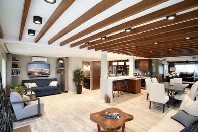 Foto di un soggiorno design di medie dimensioni e aperto con pareti beige, pavimento in gres porcellanato, TV a parete e pavimento beige