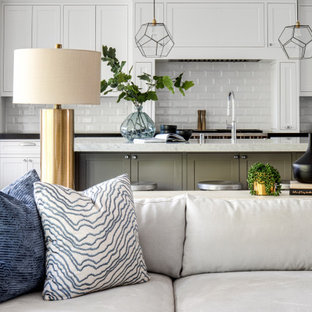 Großes, Offenes Klassisches Wohnzimmer mit grauer Wandfarbe, hellem Holzboden, braunem Boden, Kamin, Kaminumrandung aus Holz, Wand-TV und Holzdielendecke in Orange County