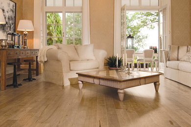 Imagen de salón para visitas cerrado clásico renovado de tamaño medio sin chimenea y televisor con paredes beige y suelo de madera clara