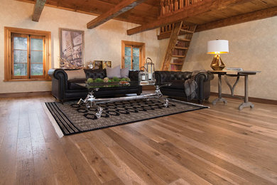 Modelo de salón para visitas abierto de estilo americano grande con paredes beige y suelo de madera en tonos medios