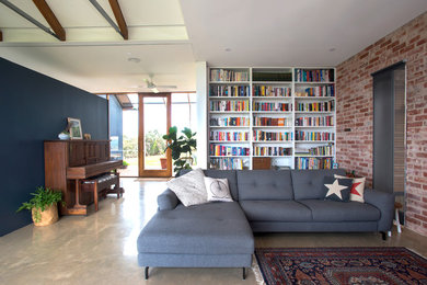 Exempel på ett modernt vardagsrum, med ett musikrum, grå väggar, betonggolv och grått golv