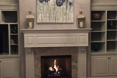 フィラデルフィアにある高級な広いトランジショナルスタイルのおしゃれなリビング (グレーの壁、濃色無垢フローリング、標準型暖炉、石材の暖炉まわり、茶色い床) の写真
