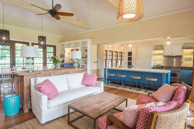 Großes, Abgetrenntes Wohnzimmer mit beiger Wandfarbe, braunem Holzboden und braunem Boden in Hawaii