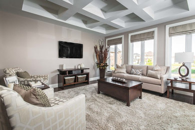 Imagen de salón clásico renovado con paredes grises, suelo de madera oscura y televisor colgado en la pared