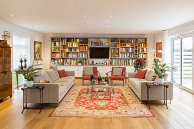 Repräsentatives Klassisches Wohnzimmer mit weißer Wandfarbe, hellem Holzboden und TV-Wand in London