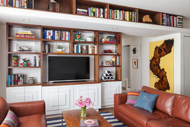 Modernes Wohnzimmer mit weißer Wandfarbe und Multimediawand in San Francisco