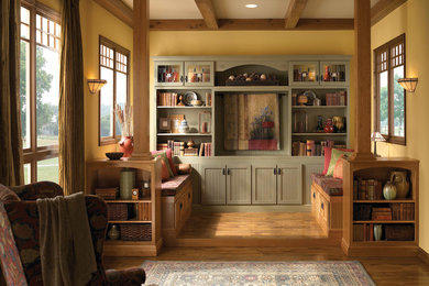 Foto de biblioteca en casa abierta de estilo americano con paredes amarillas, suelo de madera en tonos medios y alfombra