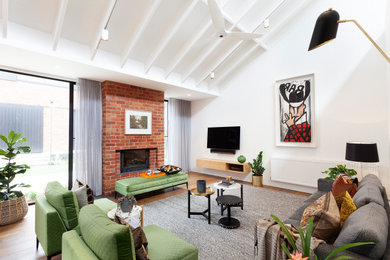 メルボルンにあるコンテンポラリースタイルのおしゃれなLDK (白い壁、無垢フローリング、標準型暖炉、レンガの暖炉まわり、壁掛け型テレビ、表し梁、三角天井) の写真