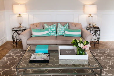 Immagine di un grande soggiorno tradizionale aperto con sala formale, pareti grigie, parquet chiaro, camino classico e pavimento beige