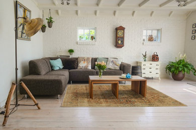 Пример оригинального дизайна: изолированная гостиная комната среднего размера в стиле кантри с белыми стенами, деревянным полом и белым полом