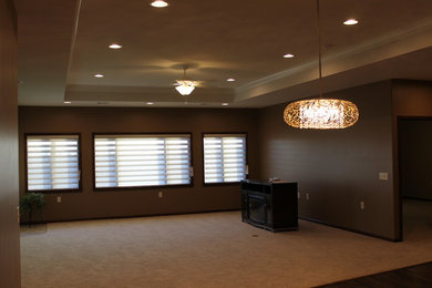 ウィチタにある広いトラディショナルスタイルのおしゃれなリビング (茶色い壁、カーペット敷き、暖炉なし、テレビなし、ベージュの床) の写真