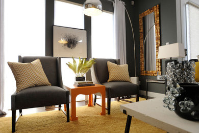 Diseño de salón contemporáneo con paredes grises y moqueta