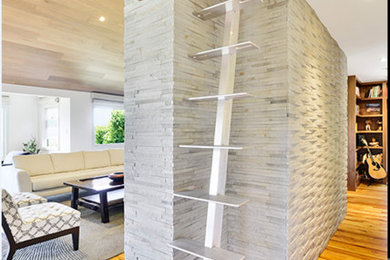 Imagen de salón cerrado contemporáneo de tamaño medio con paredes blancas, suelo de madera clara y suelo beige