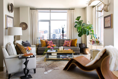 Mittelgroßes, Repräsentatives, Fernseherloses, Abgetrenntes Modernes Wohnzimmer ohne Kamin mit grauer Wandfarbe, hellem Holzboden und braunem Boden in Denver