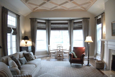 Inspiration för stora klassiska separata vardagsrum, med beige väggar, mellanmörkt trägolv och en standard öppen spis