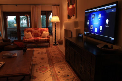 Idee per un grande soggiorno stile rurale aperto con TV a parete, sala formale e parquet chiaro