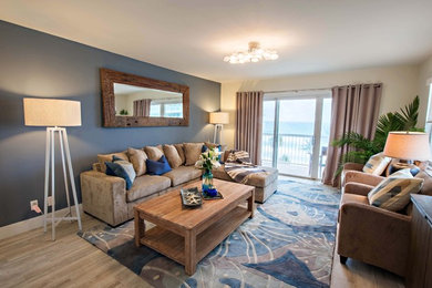 Idee per un soggiorno costiero aperto e di medie dimensioni con pareti beige, pavimento in gres porcellanato, TV autoportante, sala formale e pavimento beige