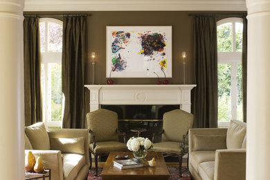 Immagine di un grande soggiorno classico chiuso con pareti marroni, pavimento in legno massello medio, camino classico, nessuna TV e tappeto