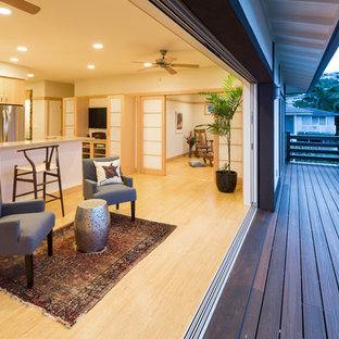 Kleines, Offenes, Repräsentatives, Fernseherloses Asiatisches Wohnzimmer ohne Kamin mit beiger Wandfarbe und hellem Holzboden in Hawaii