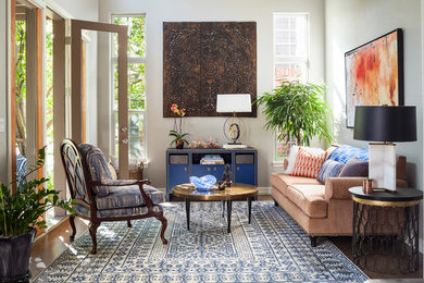 Пример оригинального дизайна: гостиная комната в стиле фьюжн с серыми стенами, темным паркетным полом, коричневым полом и коричневым диваном